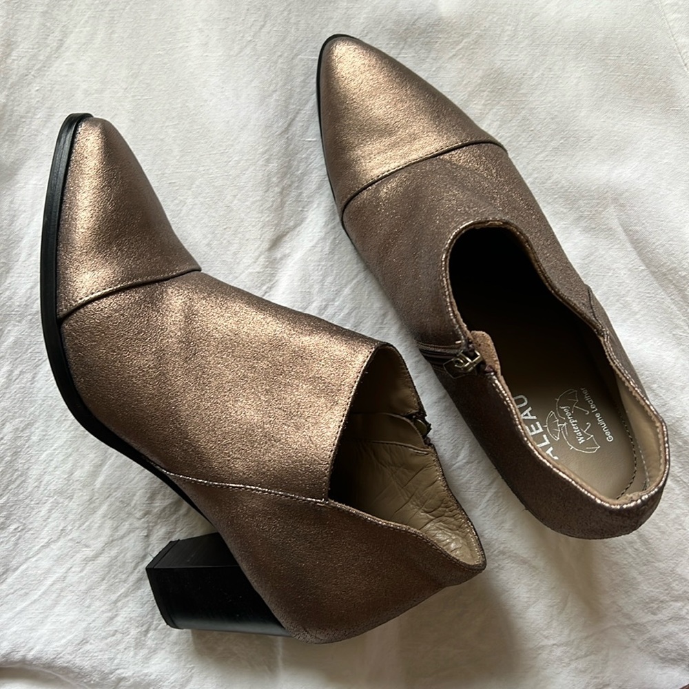 Italeau Women's Marisa Waterproof Cap Toe Ankle Bootie Metallic Bronze Size 9.5